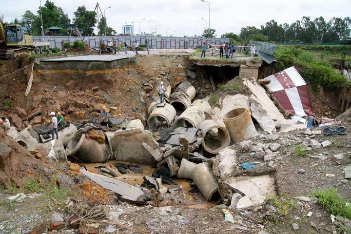 Kết hợp với trời mưa lớn làm hệ thống ống nước bị vỡ cuốn trôi phần nền đường. Hiện đơn vị kiểm định độc lập đã có kết quả kiểm định nguyên nhân xảy ra sự cố, dự kiến công bố trong vài ngày tới.