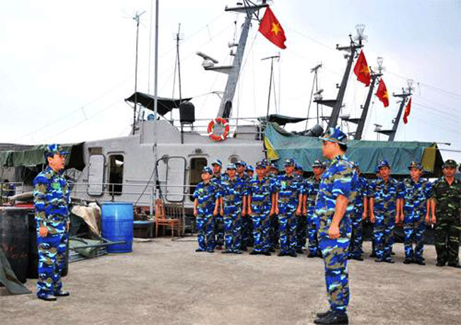 Đại tá Lê Thanh Sơn, Hải đoàn trưởng giao nhiệm vụ cho các biên đội trước khi lên đường làm nhiệm vụ