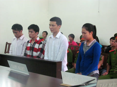 Chơn, Chất, Lộc, Tuyết (từ trái qua) nghe tuyên án.