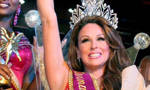 Vượt qua 23 đối thủ đến từ khắp nơi trên thế giới, Erica Andrewst đến từ Mexico đã chinh phục được ban giám khảo cũng như khán giả để đăng quang vương niệm “Miss International Queen” năm 2006. 