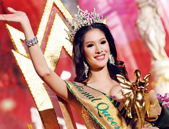 Năm 2011, cô gái” Thái Lan Sirapassorn Atthayakorn đã đăng quang cuộc thi Miss International Queen sau khi đánh bại 22 đối thủ đến từ 18 quốc gia.