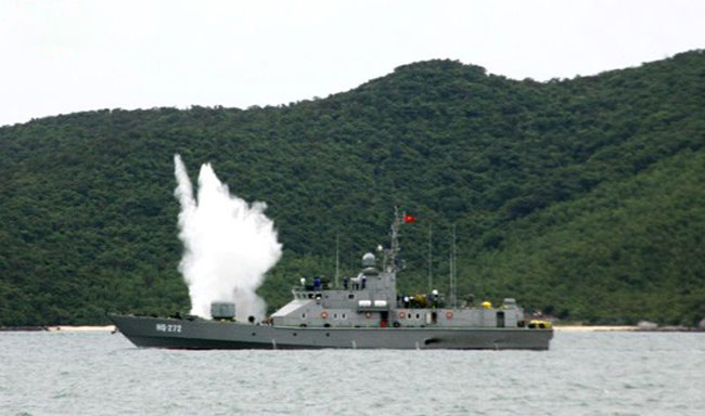 Trước đó, vào đầu tháng 3/2012, Vùng 2 Hải quân cũng tiếp nhận Tàu pháo “Made in Vietnam” HQ-272 và biên chế về Lữ đoàn 171. Đây là tàu quân sự đầu tiên do Việt Nam sản xuất. Tàu được thiết kế đầy đủ tính năng, tác dụng kỹ chiến thuật của một tàu chiến hiện đại. Các tổ hợp vũ khí hiện đại như AK-630; tổ hợp tên lửa phòng không tầm thấp; các kho đạn, pháo tên lửa. Ảnh: Tàu HQ -272 có ký hiệu TTP400TP, là loại tàu có vũ khí điều khiển tự động, hoạt động trên biển xa.
