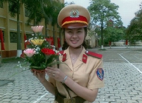 Lê Thị Thu Hồng, sinh năm 1989 ở Tuyên Quang. Hồng thi đỗ 3 trường đại học nhưng quyết tâm chọn Học viện Cảnh sát nhân dân dù mẹ phản đối. Thu Hồng vừa tốt nghiệp chuyên ngành Cảnh sát điều tra – Học viện Cảnh sát nhân dân.