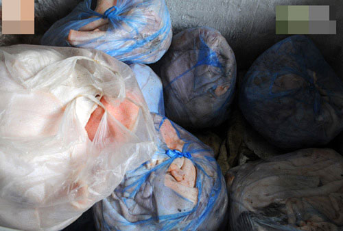 Thôn Bình Lương, xã Tân Quang, Văn Lâm, Hưng Yên nổi tiếng với nghề làm bóng bì. Mỡ nước và tóp ở đây là hai sản phẩm phụ. Những túi bì lợn ngả màu được bảo quản trong thùng lạnh là nguyên liệu chính để làm bóng bì.