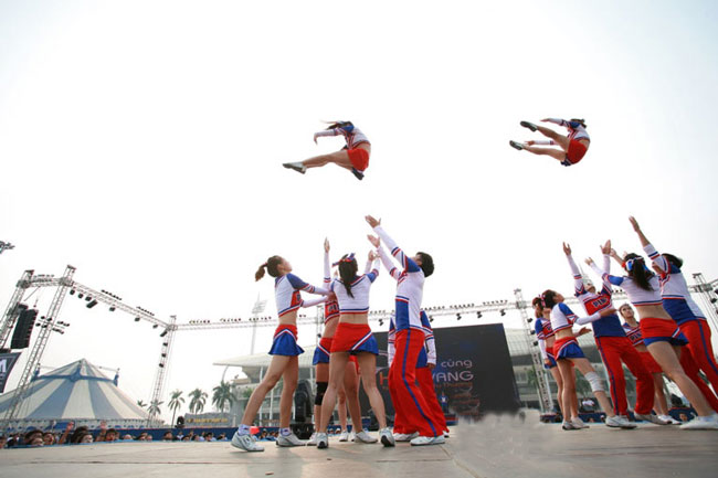 Màn cheerleading với những pha nhào lộn đẹp mắt 