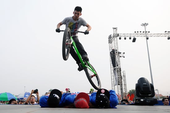 Các môn thể thao đường phố như: tâng bóng nghệ thuật, inline skate, trượt ván, trình diễn xe đạp mạo hiểm khiến người xem phát cuồng.