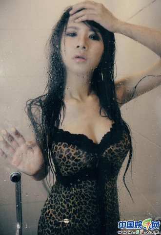 Với chiều cao 1.73m và cân nặng 48kg, LinLin được đánh giá là người mẫu có thân hình khá chuẩn với số đo 3 vòng là 85-58-84.