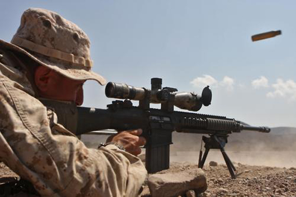 Lính Mỹ thực hành bắn đạn thật với M110 tại Afghanistan.