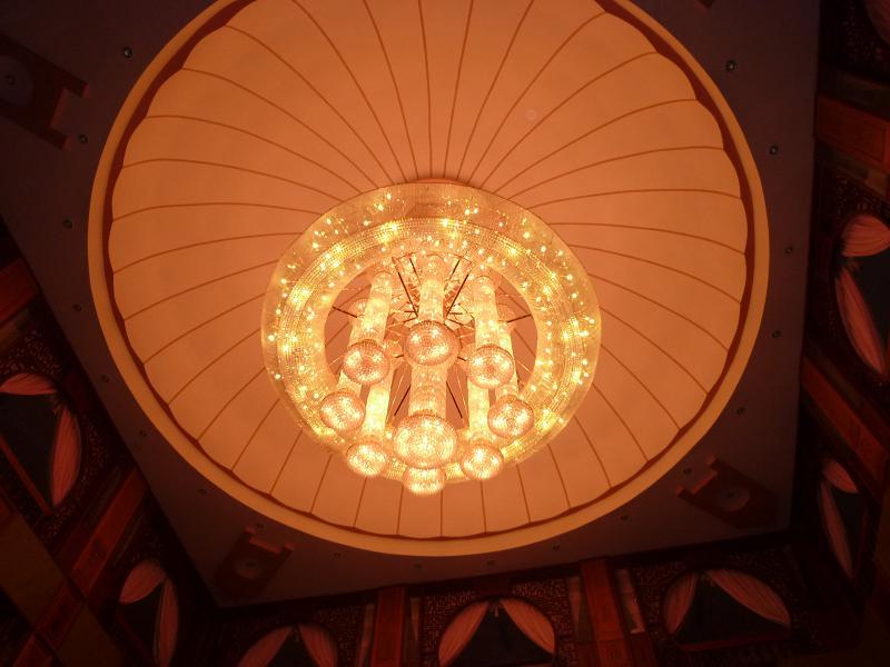 Chùm đèn nội thất trang trí xa hoa của khu dinh thự
