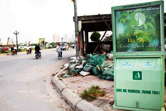 UBND Hà Nội cũng ra quy định người dân vứt rác sinh hoạt bừa bãi sẽ bị phạt từ 100.000 đến 300.000 đồng; đổ chất thải rắn trên đường phố sẽ bị phạt đến 15 triệu đồng.