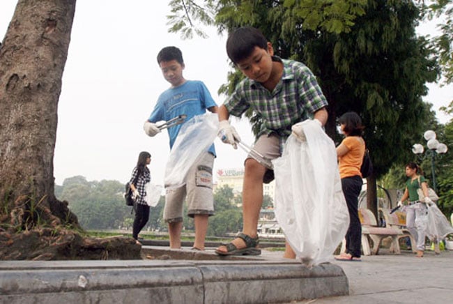 Mỗi buổi nhặt rác của nhóm ông Ninomiya diễn ra vào sáng Chủ Nhật hàng tuần, chỉ kéo dài chừng nửa giờ ở khu phố Đinh Tiên Hoàng, nhưng mỗi người cũng nhặt được một túi rác khá to và nặng tới vài kg.