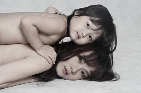 Để hưởng ứng tháng phòng chống ung thư thế giới, Dương Yến Ngọc cùng con gái chụp bộ ảnh nude.