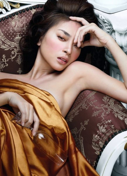 Đoạt giải Á hậu của cuộc thi Hoa hậu Phụ nữ Việt Nam qua ảnh năm 2000, Ngô Thanh Vân bước vào làng giải trí với tư cách là một người mẫu.