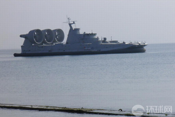 Zubr (lớp Projekt 12322, NATO gọi là Pomornik) là tàu đệm khí đổ bộ lớn nhất thế giới, do Viện thiết kế tàu TsMKB ở St. Petersburg thiết kế, được dùng để đổ bộ binh sĩ các đơn vị đổ bộ đường biển tiền trạm và binh khí kỹ thuật lên bờ biển không được chuẩn bị, cũng như để chi viện hỏa lực cho hoạt động trên bờ của các lực lượng đó.