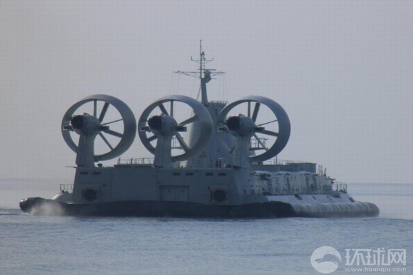 Zubr có lượng giãn nước 550 tấn, chiều dài 57,3 m, chiều rộng 25,6 m, tốc độ 60 hải lý/h, thủy thủ đoàn 27 người.
