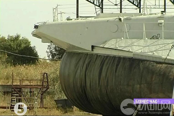 Ảnh cận phần mũi tầu Zubr tại xưởng đóng tầu ở Ukraina.