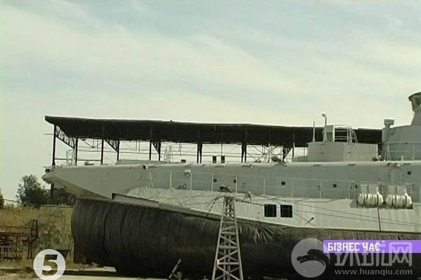 Theo kế hoạch, tàu đổ bộ đệm khí Zubr đầu tiên cho Trung Quốc sẽ được hạ thủy bàn giao ngày 15/9/2012. Tuy nhiên, kế hoạch này đã bị hoãn lại đến tháng 12 năm nay. Trong ảnh là tàu đổ bộ đệm khí Zubr của Trung Quốc tại nhà máy đóng tàu More, Ukraina.