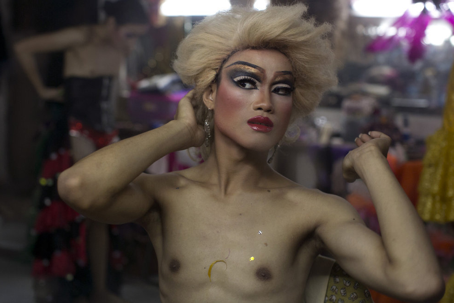 Cuộc sống về đêm của các nghệ sỹ chuyển giới ở Thái Lan rất sống động. Họ trang điểm điệu đà với mái tóc giả và những đồ trang điểm...