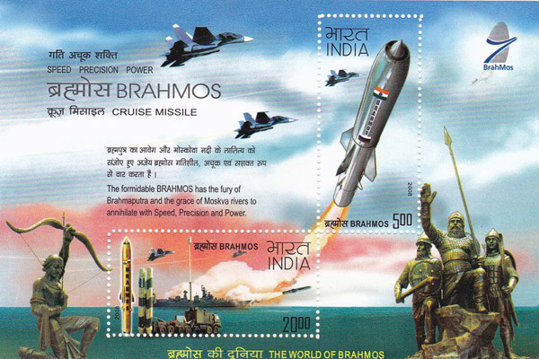 BrahMos, dự án tên lửa phát triển từ sự hợp tác của Nga và Ấn Độ, BrahMos đạt tốc độ tối đa Mach 2,8, gấp gần ba lần vận tốc âm thanh và nhanh hơn khoảng ba lần so với tên lửa hành trình Tomahawk của Mỹ.