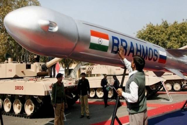 Hiện Ấn Độ đã bắn thử nghiệm thành công tên lửa BrahMos phiên bản trang bị trên mặt đất và trên biển. Phiên bản trên không đang được thử nghiệm và sẽ hoàn thành vào cuối năm nay.