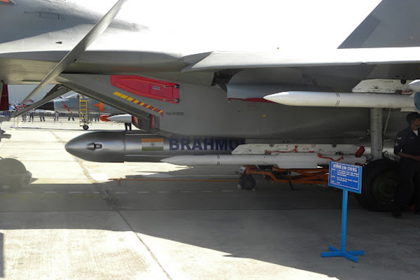 Ảnh cận tên lửa BrahMos được trang bị trên máy bay Su30 của Ấn Độ...