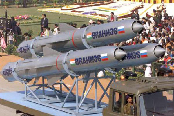 Trước thông tin này báo chí Trung Quốc nhận định: Tên lửa BrahMos được phát triển dựa trên tên lửa chống hạm Yakhont của Nga. Đây là một loại tên lửa hành trình thông dụng của ba quân chủng và được mệnh danh là “công nghệ dẫn đường hoàn thiện nhất”.