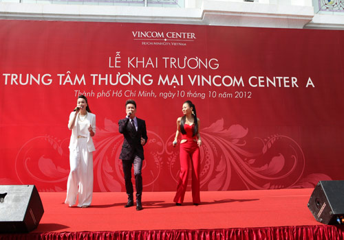Đàm Vĩnh Hưng, Hồ Ngọc Hà và Thu Minh - ba ngôi sao ca nhạc hàng đầu hiện nay - đã làm cho không khí của buổi lễ khai trương TTTM  đẳng cấp nhất Việt Nam -Vincom Center A TP.HCM thêm ấn tượng