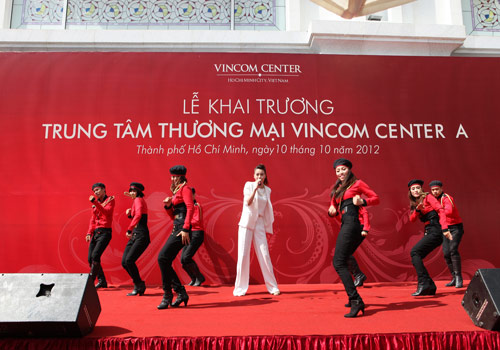 Hồ Ngọc Hà biểu diễn trong buổi lễ Khai trương Vincom Centrer A