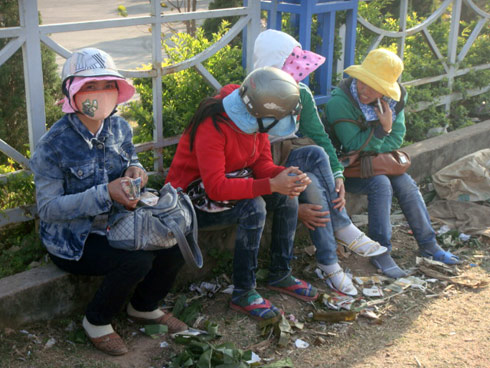  Từ đầu giờ sáng, hơn một trăm chị em xơng tiền tập trung lại quanh khu vực cửa khẩu để chờ khách buôn bán quá cảnh hoặc khách đi du lịch sang Lào, Thái Lan để mời chào đổi tiền.