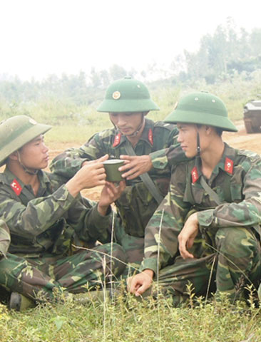 Trung tá Đinh Văn Đại - Phó Trung đoàn trưởng Quân sự Trung đoàn 102 cho biết, đơn vị ra đời giữa lòng Thủ đô Hà Nội sau ngày toàn quốc kháng chiến chống thực dân Pháp và là một trong những trung đoàn chủ lực đầu tiên của Quân đội Nhân dân Việt Nam, với tên gọi Trung đoàn Liên khu I. 