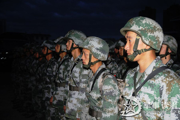 Theo đó, lực lượng lính tên lửa Trung Quốc được điều động di chuyển trong đêm để tránh cái nóng oi bức ban ngày tại sa mạc Gobi.
