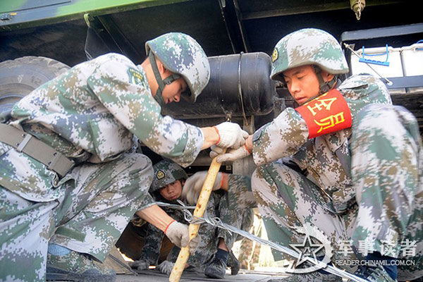 Hình ảnh lính tên lửa Trung Quốc chuẩn bị cho buổi tập trận...