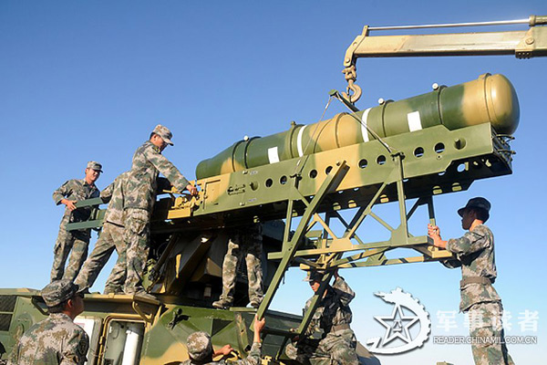 Các ống phóng tên lửa được chuyển lên bệ phóng chuẩn bị tham gia diễn tập tại sa mạc Gobi...