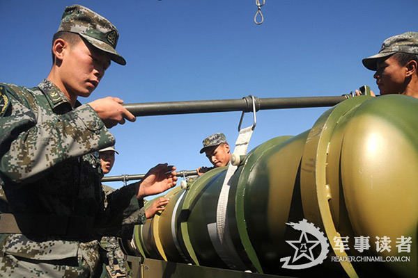 Ảnh cận lính tên lửa Trung Quốc chuẩn bị cho buổi diễn tập đặc biệt nhất trong năm của mình.