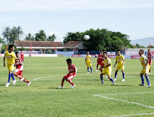 Pha tranh bóng giữa 2 đội Ninh Thuận và Thái Nguyên.