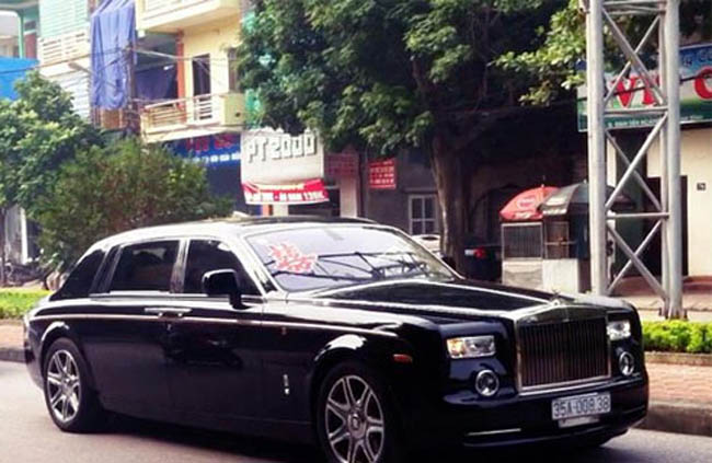 Theo sau là chiếc Rolls-Royce Phantom phiên bản Rồng, cũng gắn biển “khủng” 35A - 008.38. Mức giá khởi điểm cho một chiếc Rolls-Royce   Phantom phiên bản Rồng tại Trung Quốc là khoảng 1,2 triệu USD. 