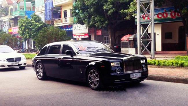 Chiếc Rolls-Royce Phantom phiên bản Rồng của đại gia Ninh Bình có số thứ tự “01” trong tổng số 33 chiếc, mà hãng xe siêu sang Anh quốc phát triển cho thị trường Trung Quốc nhân năm Nhâm Thìn.