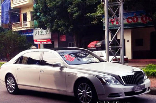 Maybach 62s màu trắng mang biển Sài Gòn cũng tham gia vào đoàn xe. Chiếc xe siêu sang về nước từng làm xôn xao dư luận vì độ chịu chơi của chủ xe bởi đây là phiên   bản đặc biệt của Maybach 62 với số lượng sản xuất rất hạn chế và có giá “trên trời”. 