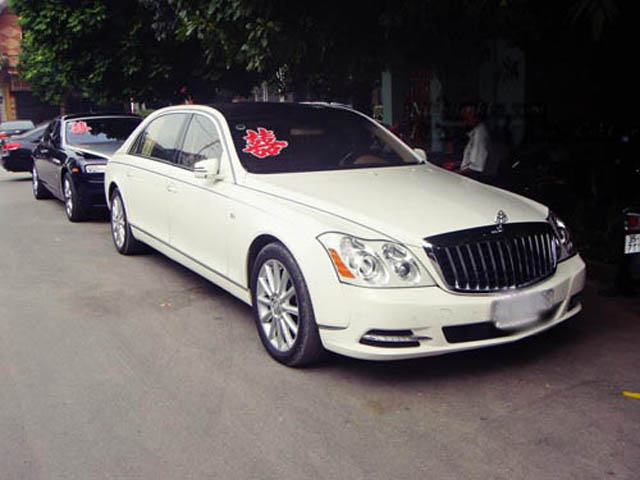 Theo Maybach, chữ “S” được lấy từ từ “Special” và 62S được coi như phiên bản đặc biệt của Maybach 62. Đôi ống pô hình tứ giác rất thể thao. Cụm đèn LED trải dài cả đuôi xe, mặt nạ 11 nan thay cho 23 nan như trên bản thường. 