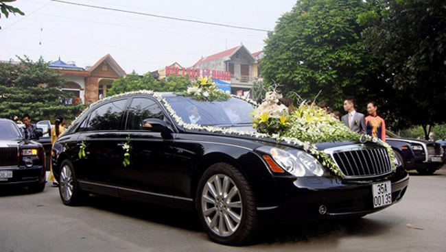 Trong dàn xe sang, chiếc Maybach 62s màu đen đeo biển 35A - 001.35 được chọn làm xe hoa.