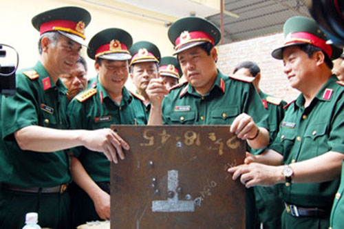 Đại tướng Phùng Quang Thanh, Ủy viên Bộ Chính trị, Phó Bí thư Quân ủy Trung ương, Bộ trưởng Bộ Quốc phòng xem kết quả trình diễn bắn đạn K56 xuyên thép 12 mm ở cự ly 100 m