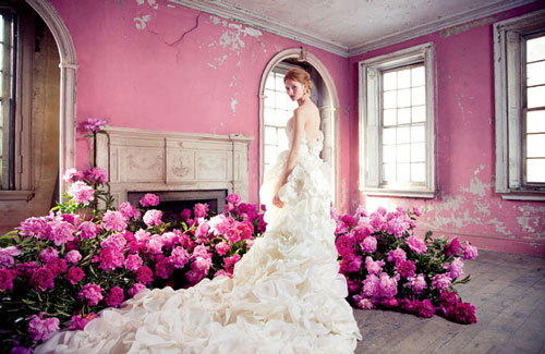 Một sự kết hợp tuyệt vời của váy cưới cổ điển với hoa và màu hồng của không gian.
