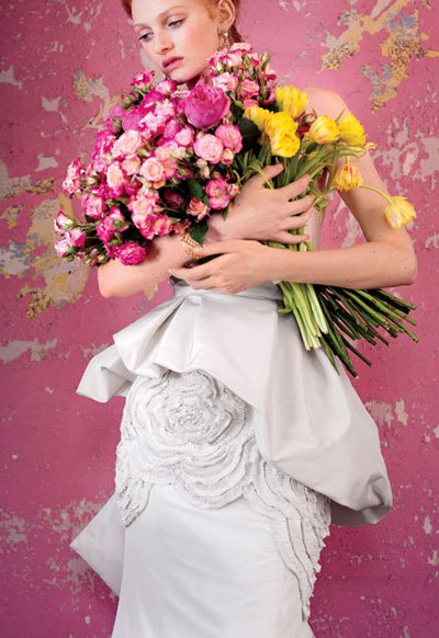 Chỉ cần một chút hoa lá cùng không gian màu sắc và váy cưới cũng giúp cô dâu có những tấm ảnh cưới tuyệt đẹp.