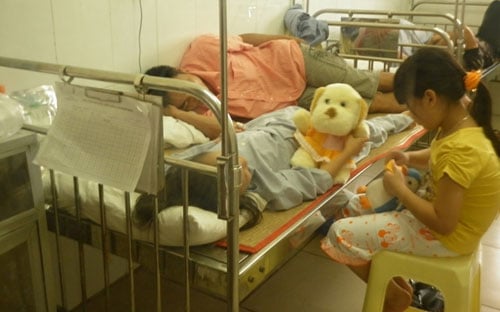 Cháu Khuất Thu H (8 tuổi, người năm trên giường bệnh), nạn nhân bị Đặng Trần Hoài hãm hại, điều trị tại bệnh viện