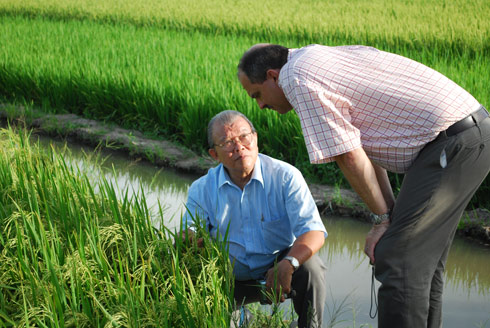 Giáo sư – Tiến sĩ Võ Tòng Xuân đang hướng dẫn cho một kỹ sư người Châu Phi về cách trồng lúa.