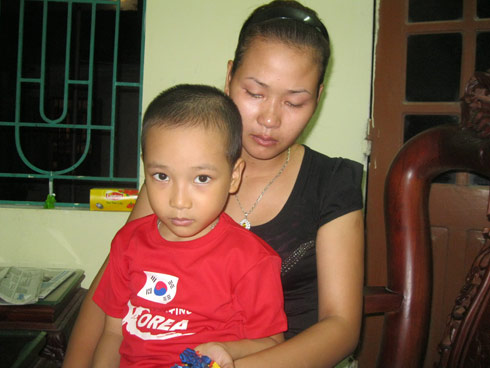 Từ ngày chồng mất, mẹ con chị Huệ phải chật vật với cuộc sống