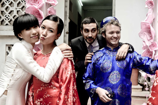 Lễ ăn hỏi của Hà Đăng - Gabriel Baptista diễn ra theo đúng truyền thống của người Việt. Đặc biệt, phù dâu, phù rể gây ấn tượng với áo dài khăn xếp nền nã.