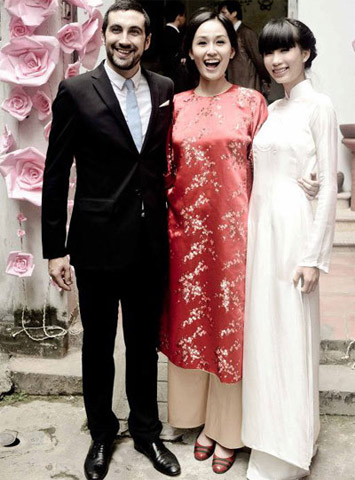 Vốn là những người bạn thân thiết từ khi cùng hoạt động trong công ty New Talent, Mai Phương Thúy không thể vắng mặt trong ngày vui của Hà Đăng. Lần đầu tiên đỡ tráp, HH Mai Phương Thúy tỏ ra vô cùng hồ hởi, thích thú.