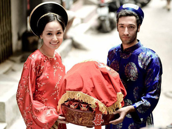 HHVN 2006 xúng xính trong bộ áo dài cổ sánh bước cùng phù rể Tây.