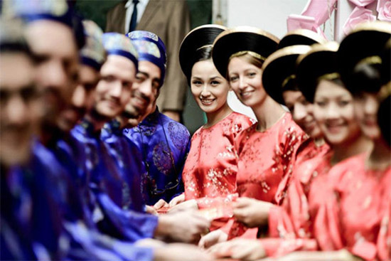 Đội hình bê tráp bên phía nhà chú rể toàn người ngoại quốc đội khăn xếp, áo dài truyền thống của Việt Nam.